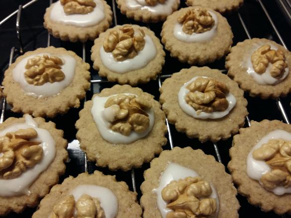 Mürbe Walnussplätzchen