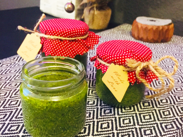 Basilikum-Pesto mit Mandeln