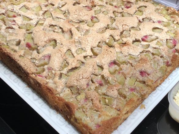 Rhabarberkuchen mit Nussbaiser