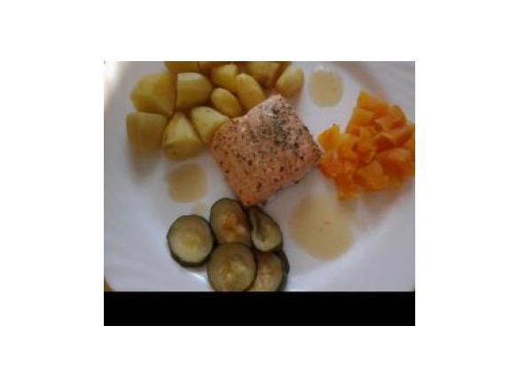 Variation von Lachs mit Kartoffeln und Zucchini-Papayagemüse