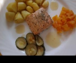 Variation von Lachs mit Kartoffeln und Zucchini-Papayagemüse