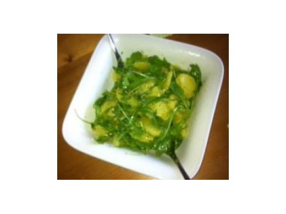 Lauwarmer Kartoffelsalat mit Rucola und Senfvinaigrette