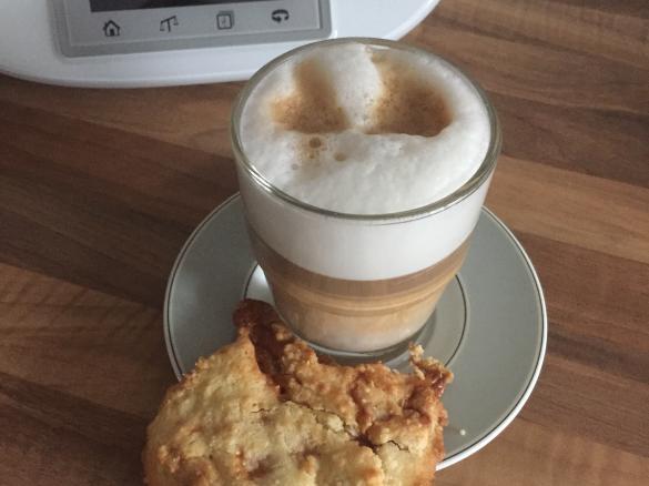 Macadamia Karamell Cookie mit weißer Schokolade