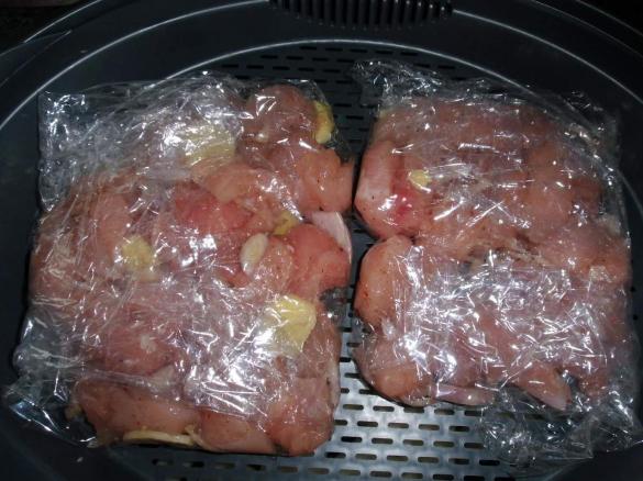 Hähnchenfleisch in Marinade gegart mit Reis und Gemüse