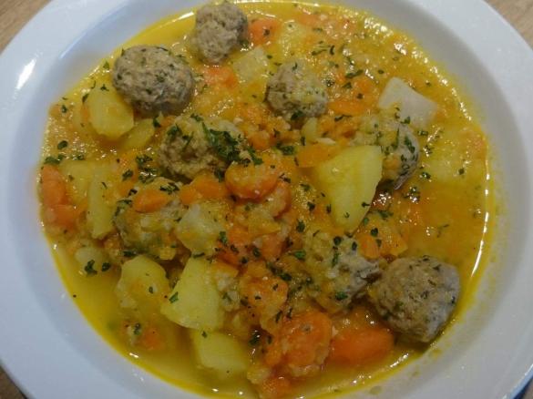 Möhreneintopf mit Fleischkügelchen, eher gemüsig als deftig :)