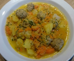 Möhreneintopf mit Fleischkügelchen, eher gemüsig als deftig :)
