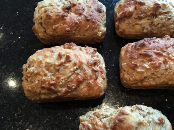 Buttermilch-Vollkornbrötchen