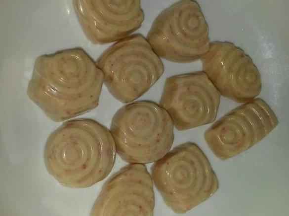 Weiße Erdbeer Pralinen