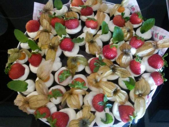 Weiße Mousse au Chocolate im Schokobecher