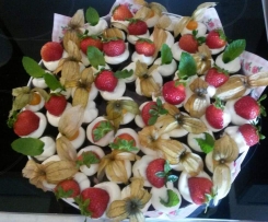 Weiße Mousse au Chocolate im Schokobecher