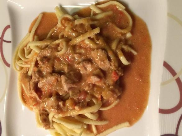 Variation von Hähnchengeschnetzeltes in Paprika-Gemüsesauce