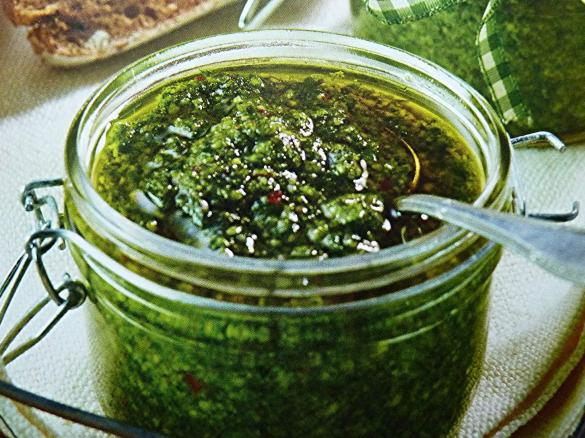 Pesto mit Ruccola und Chili