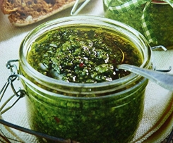 Pesto mit Ruccola und Chili