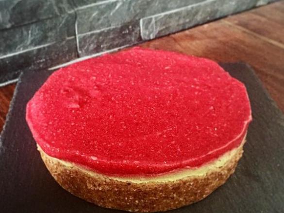 RAW CAKE: Cremiger Avocado-Cheesecake mit Fruchttopping