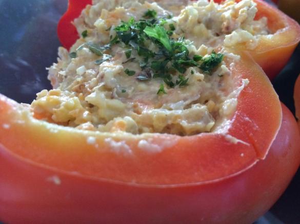 Paprikaschoten mit Buchweizen-Feta-Füllung