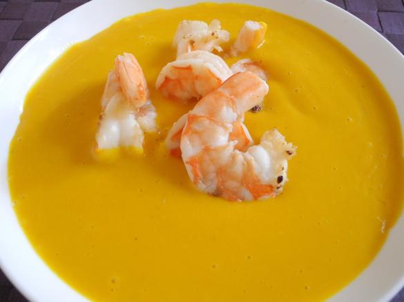 Kürbissuppe mit Ingwer und Garnelen