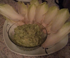 Avocadodip auf Chicorée