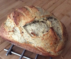 Herzhaftes Dinkelvollkornbrot mit Kräutern