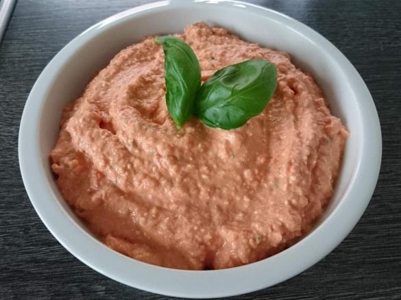 Karotten - Feta - Frischkäse Aufstrich/Dip mit frischen Tomaten