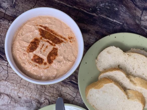 Joghurtdip mit Feta und getrockneten Tomaten