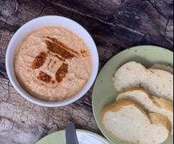 Joghurtdip mit Feta und getrockneten Tomaten