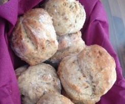 Schweizer Bürli mit Röstzwiebeln