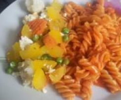 Tomaten-Nudeln mit Gemüse und Feta