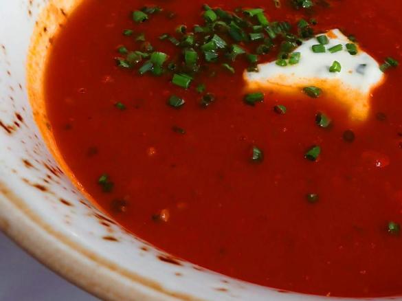 Tomaten-Mango-Suppe mit Feta / Schafskäse