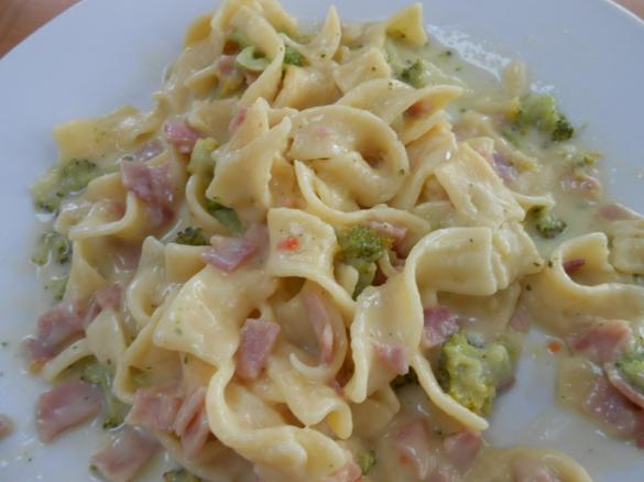 Variation von Bandnudeln an Brokkoli-Schinken-Rahm