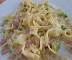 Variation von Bandnudeln an Brokkoli-Schinken-Rahm