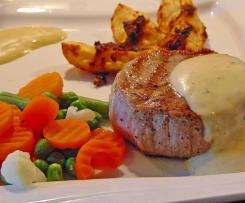 Kalbsmedaillons auf Sauce Béarnaise mit Kartoffelecken und Mischgemüse