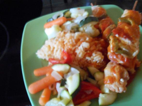 Schaschlik mit Sosse , Reis und Gemüse