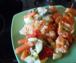 Schaschlik mit Sosse , Reis und Gemüse