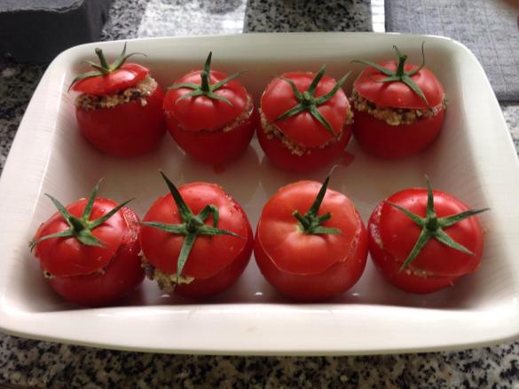 Gefüllte gegrillte Tomaten mit Couscous, Feta Oliven