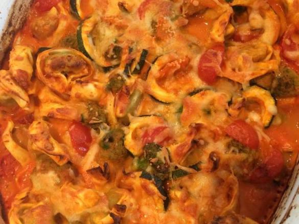 Ofentortellini mit buntem Gemüse an Tomaten-Käsesoße (WW geeignet)