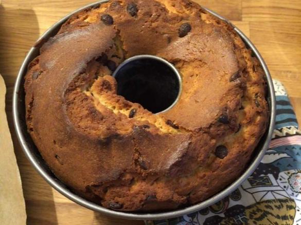 Kleiner Erdnussbutter-Gugelhupf