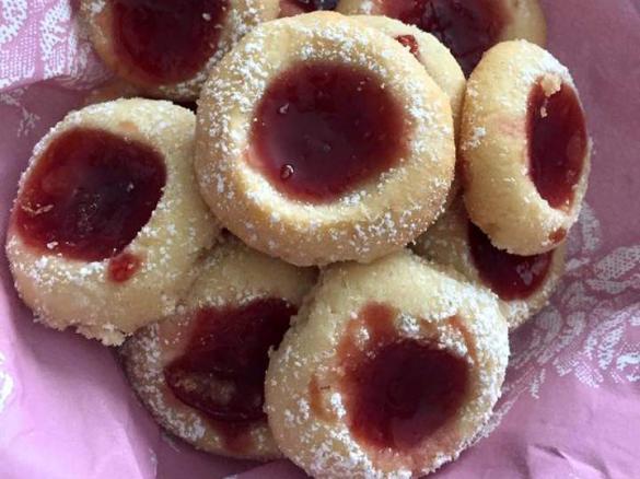 Dinkel-Marzipan Plätzchen mit Erdbeer-Minz Marmelade