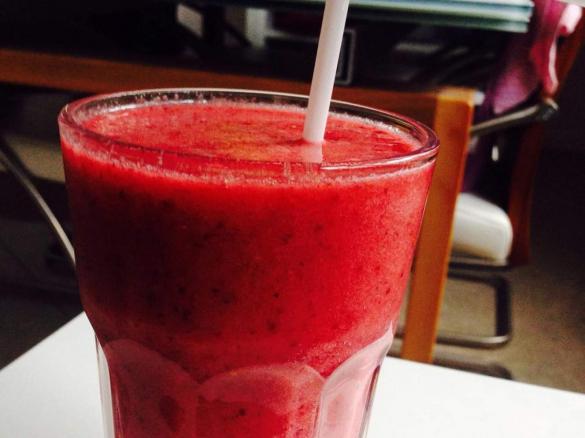 Smoothie mit Himbeeren & Weintrauben vegan