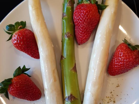 Gerrys Erdbeersauce mit grünem Pfeffer zu frischem Spargel
