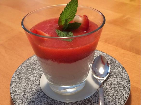 Topfencreme mit Erdbeerpüree