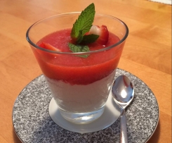 Topfencreme mit Erdbeerpüree