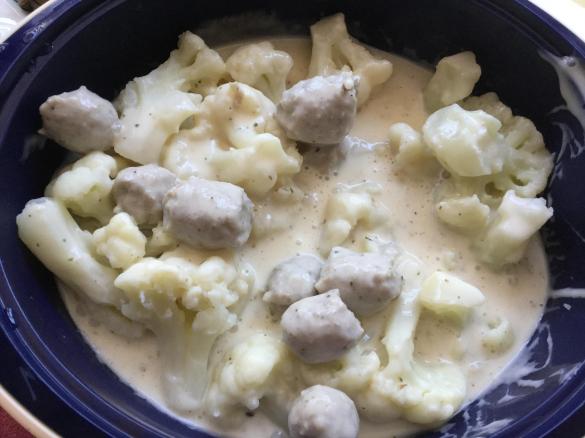 Blumenkohl mit Bratwurstbällchen und Kartoffeln