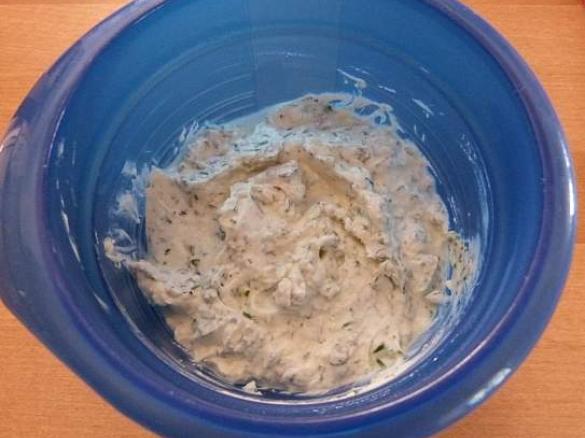 Kräuter-Frischkäse-Dip mit Lavendel