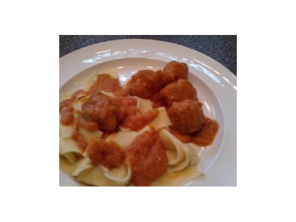 Hackbällchen in italienischer Tomatensoße mit Nudeln all in one