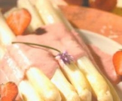 Spargel mit pikanter Erdbeersauce