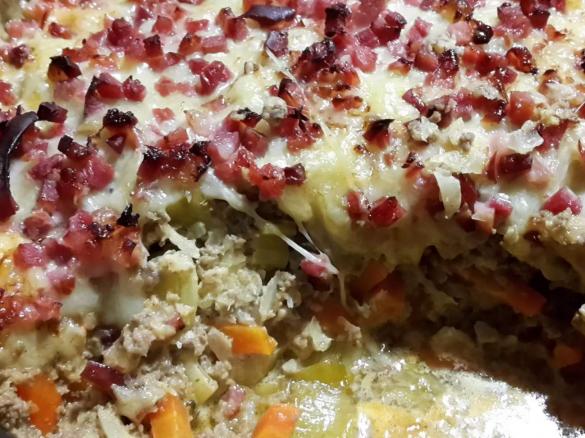 Spitzkohl-Lauch-Karotten-Rinderhack Auflauf (low carb)