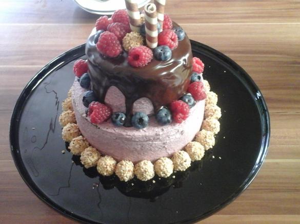 Drip Cake mit Brombeerbuttercreme