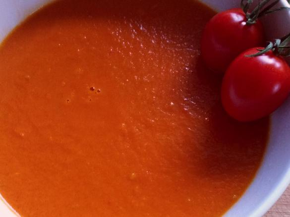 Asiatische Tomaten-Kokoscremesuppe