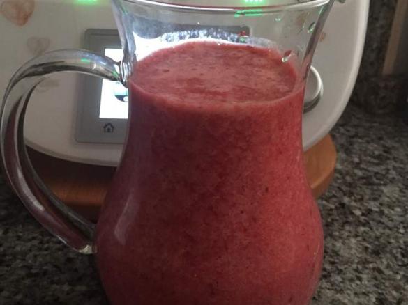 Sauerkirsch-Mango-Bananen-Smoothie