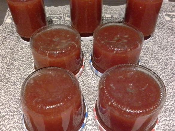 Marmelade aus Früchten mit Sekt oder Prosecco